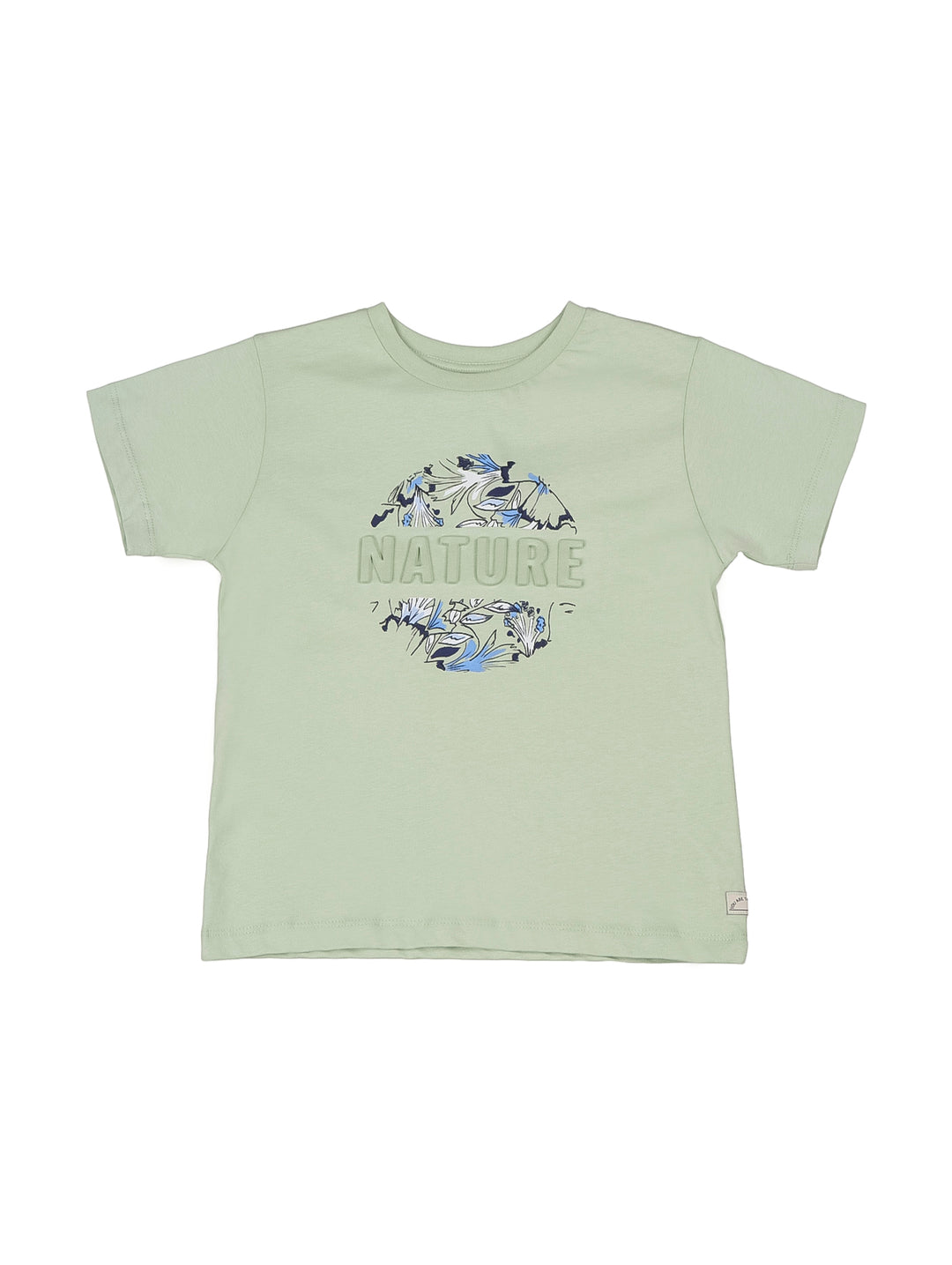 Camiseta verde claro de manga corta con estampado central de hojas azules y la palabra NATURE.