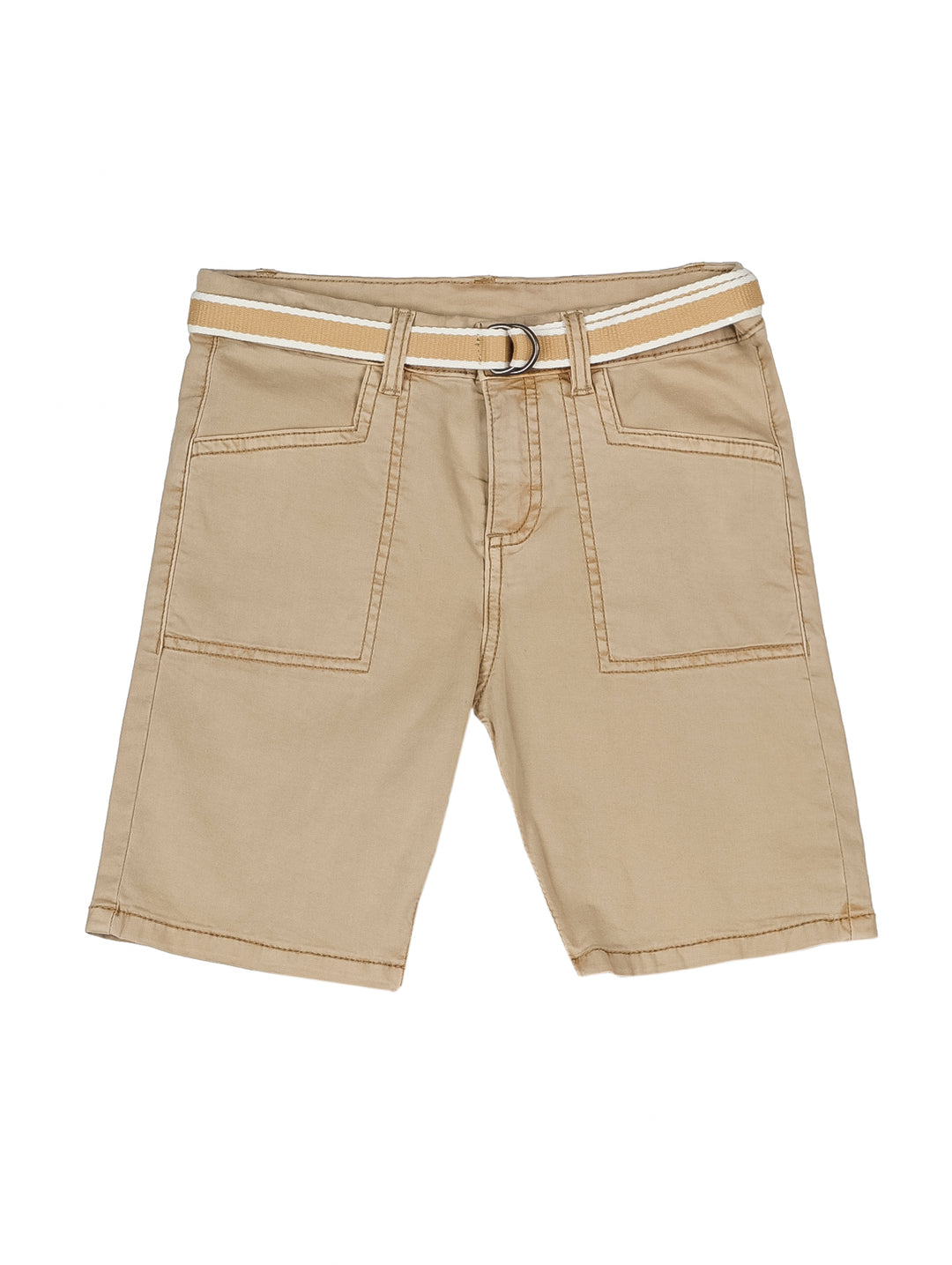 Bermuda color beige para niño con cinturón integrado y bolsillos frontales.