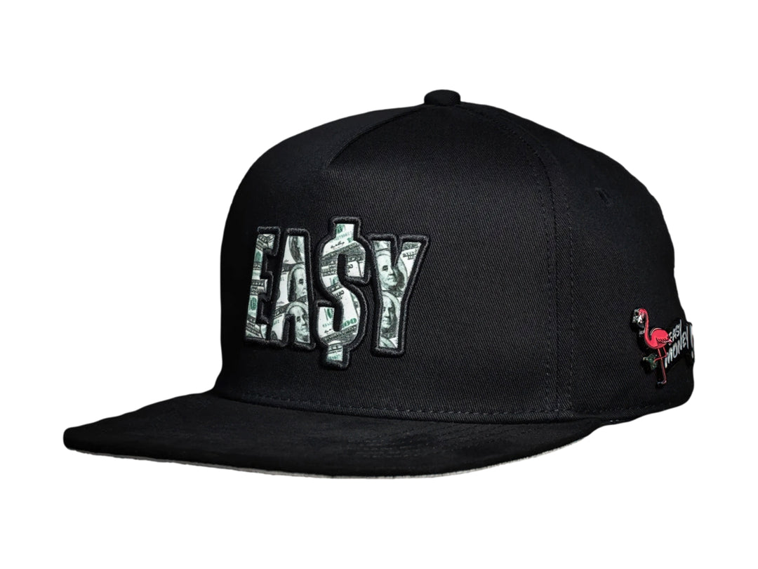 Gorra snapback negra con texto EASY en estampado de billetes y pequeño logo de flamenco lateral.