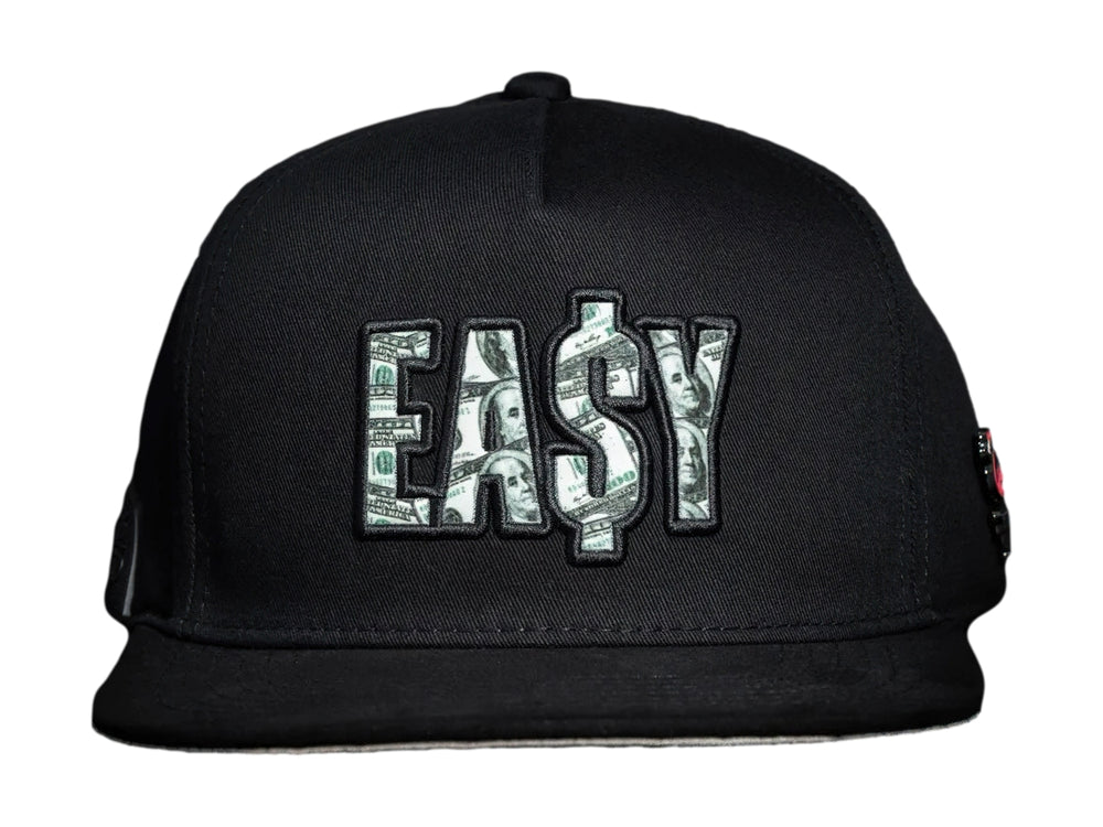 Gorra snapback negra con texto EASY en estampado de billetes y pequeño logo de flamenco lateral.
