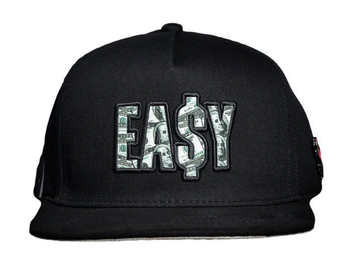 Gorra snapback negra con texto EASY en estampado de billetes y pequeño logo de flamenco lateral.