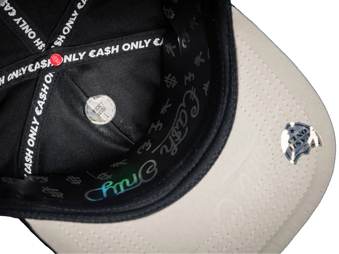 Gorra snapback negra con texto EASY en estampado de billetes y pequeño logo de flamenco lateral.