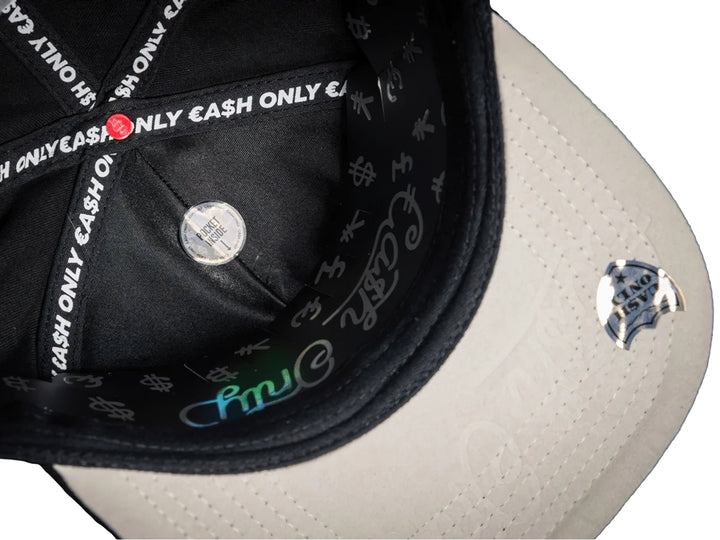 Gorra snapback negra con texto EASY en estampado de billetes y pequeño logo de flamenco lateral.