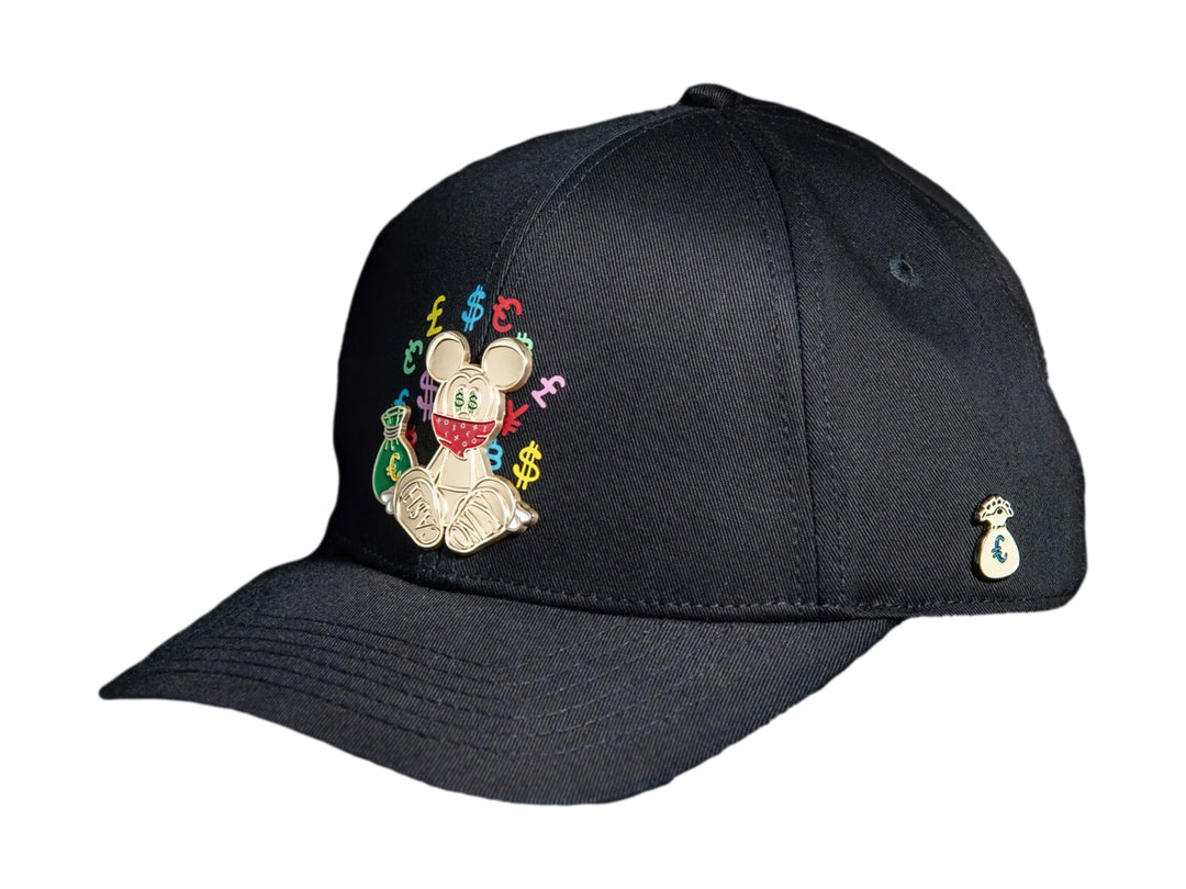 Gorra snapback negra con bordado frontal de un personaje dorado y símbolos de moneda coloridos.