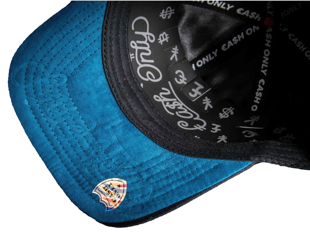 Gorra snapback negra con bordado frontal de un personaje dorado y símbolos de moneda coloridos.