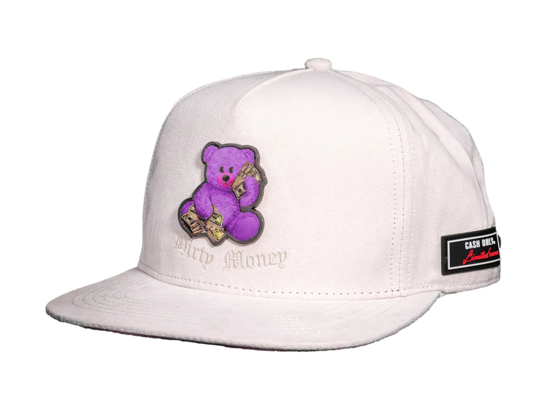Gorra snapback color beige con parche de oso púrpura y texto Dirty Money.
