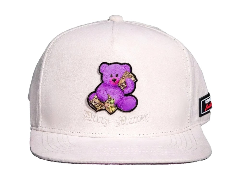 Gorra snapback color beige con parche de oso púrpura y texto Dirty Money.