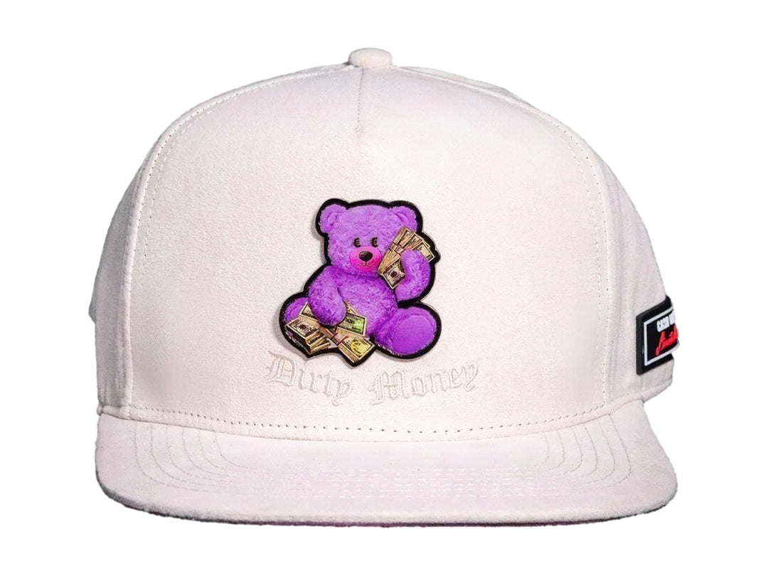 Gorra snapback color beige con parche de oso púrpura y texto Dirty Money.