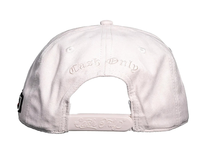 Gorra snapback color beige con parche de oso púrpura y texto Dirty Money.