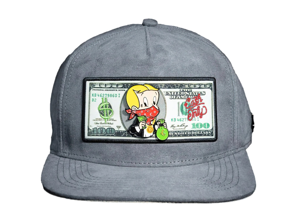 Gorra snapback color gris con un parche frontal rectangular que muestra una ilustración temática de billete de dólar.