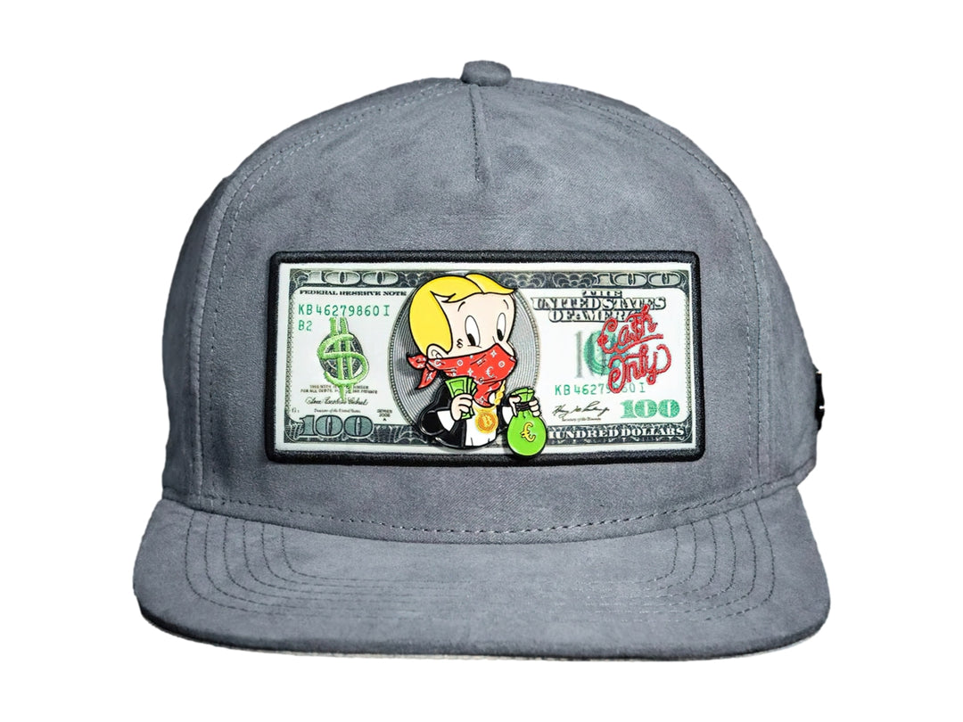 Gorra snapback color gris con un parche frontal rectangular que muestra una ilustración temática de billete de dólar.