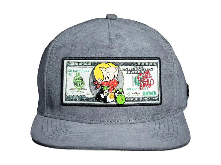 Gorra snapback color gris con un parche frontal rectangular que muestra una ilustración temática de billete de dólar.