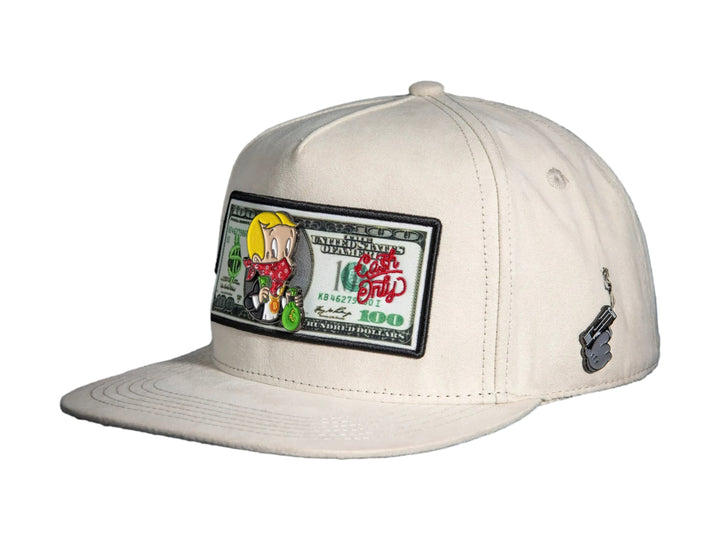 Gorra snapback blanca con parche frontal ilustrado y visera plana.