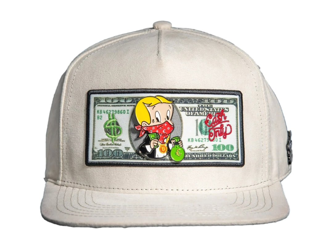 Gorra snapback blanca con parche frontal ilustrado y visera plana.