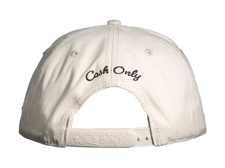 Gorra snapback blanca con parche frontal ilustrado y visera plana.
