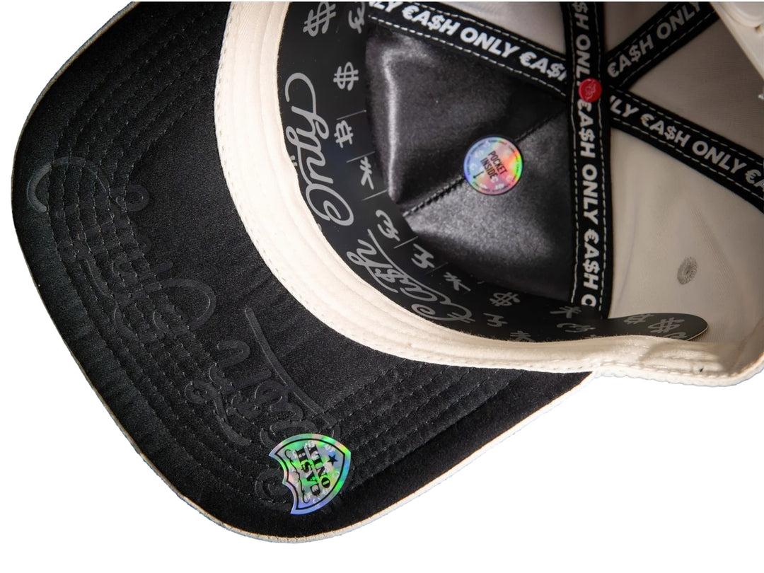Gorra snapback blanca con parche frontal ilustrado y visera plana.