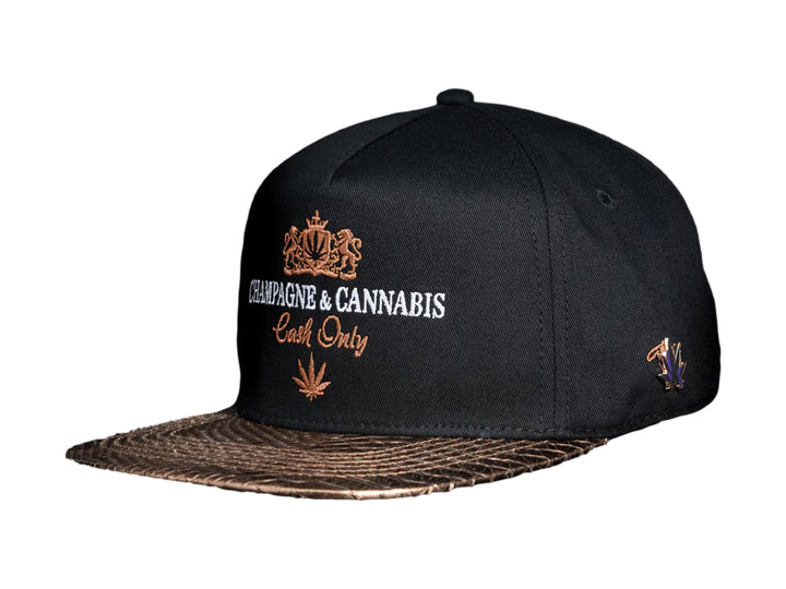 Gorra snapback color negro con visera dorada y bordados frontales de Champagne &amp; Cannabis Cash Only.