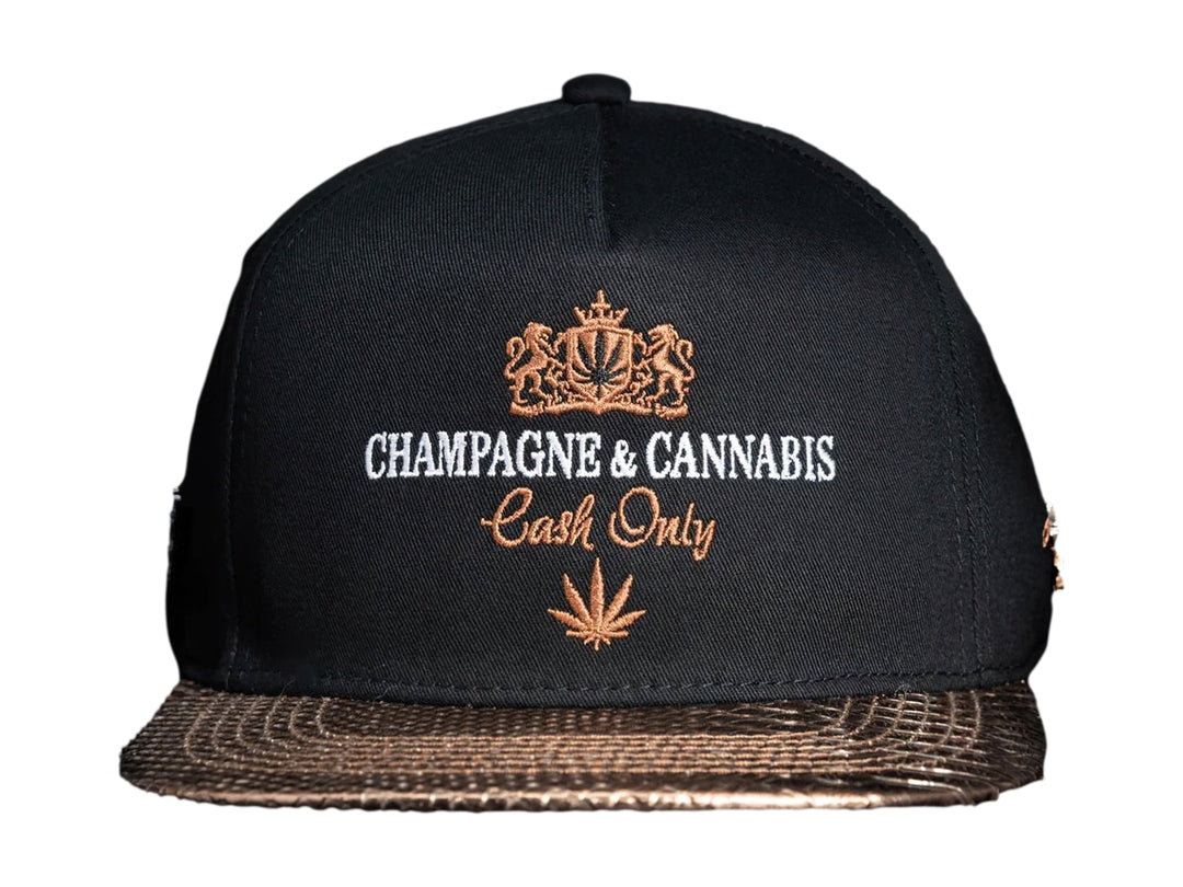 Gorra snapback color negro con visera dorada y bordados frontales de Champagne &amp; Cannabis Cash Only.