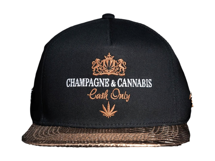 Gorra snapback color negro con visera dorada y bordados frontales de Champagne &amp; Cannabis Cash Only.