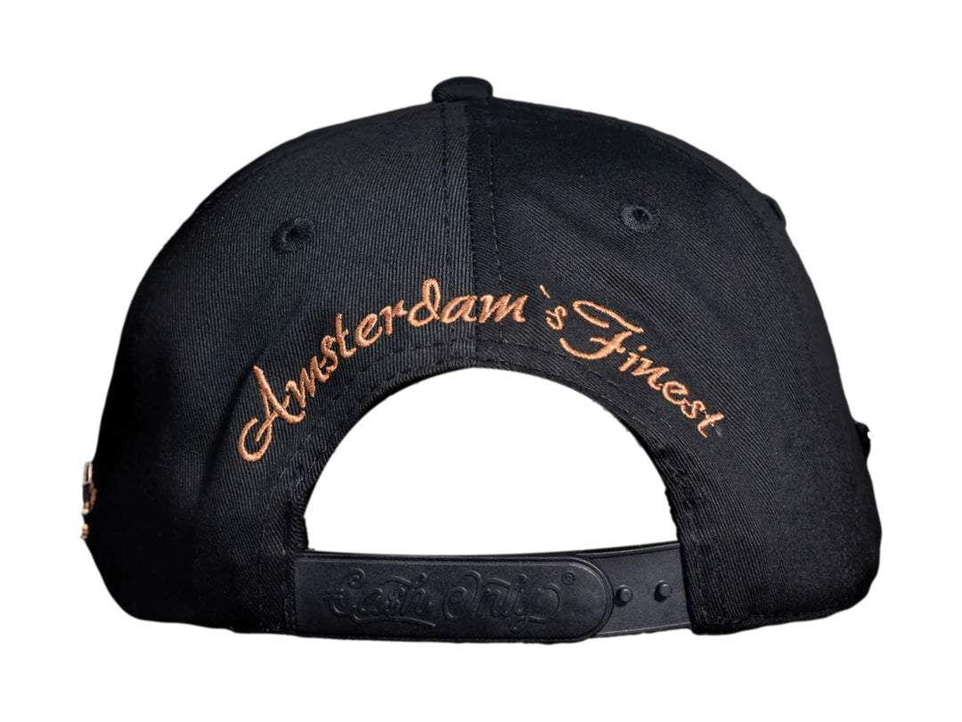 Gorra snapback color negro con visera dorada y bordados frontales de Champagne &amp; Cannabis Cash Only.