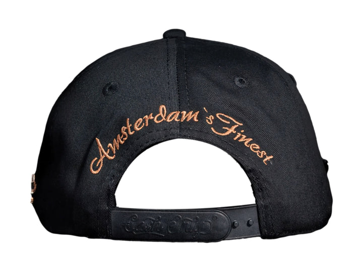 Gorra snapback color negro con visera dorada y bordados frontales de Champagne &amp; Cannabis Cash Only.