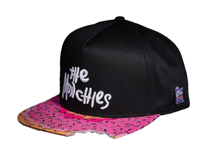 Gorra snapback negra con visera rosa estampada y bordado blanco que dice &