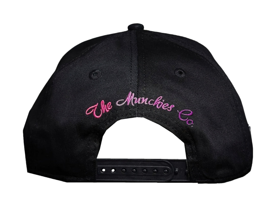 Gorra snapback negra con visera rosa estampada y bordado blanco que dice &