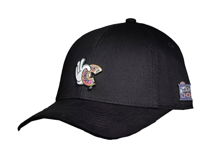 Gorra negra de la marca CASH ONLY con visera curva y un parche decorativo en el frente.