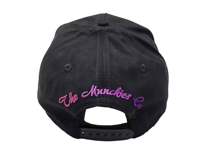 Gorra negra de la marca CASH ONLY con visera curva y un parche decorativo en el frente.