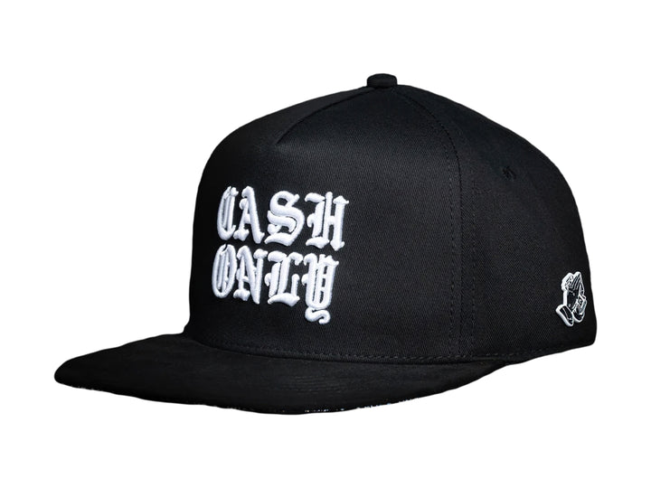 Gorra snapback color negro con texto bordado en blanco &