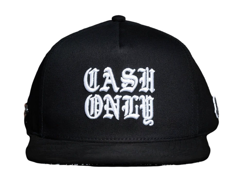 Gorra snapback color negro con texto bordado en blanco 'CASH ONLY' en el frente.