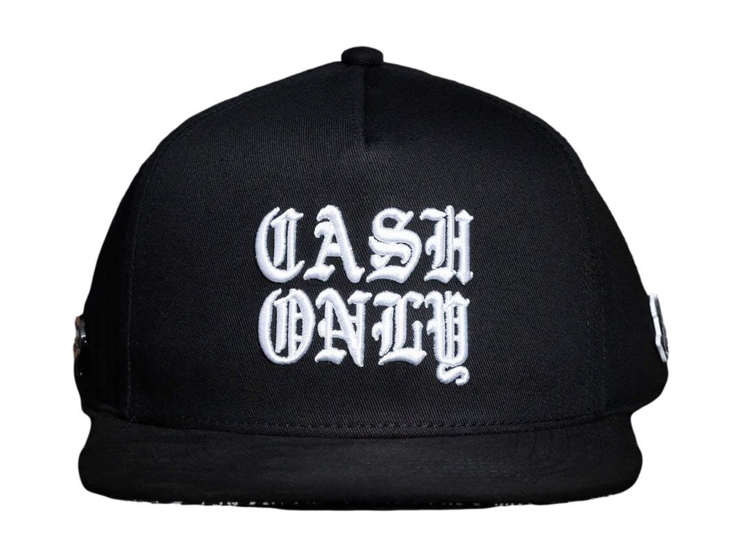 Gorra snapback color negro con texto bordado en blanco &