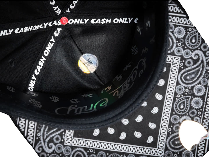 Gorra snapback color negro con texto bordado en blanco &