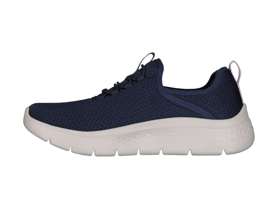 Tenis deportivos Skechers color azul marino con suela blanca y detalles en lavanda.