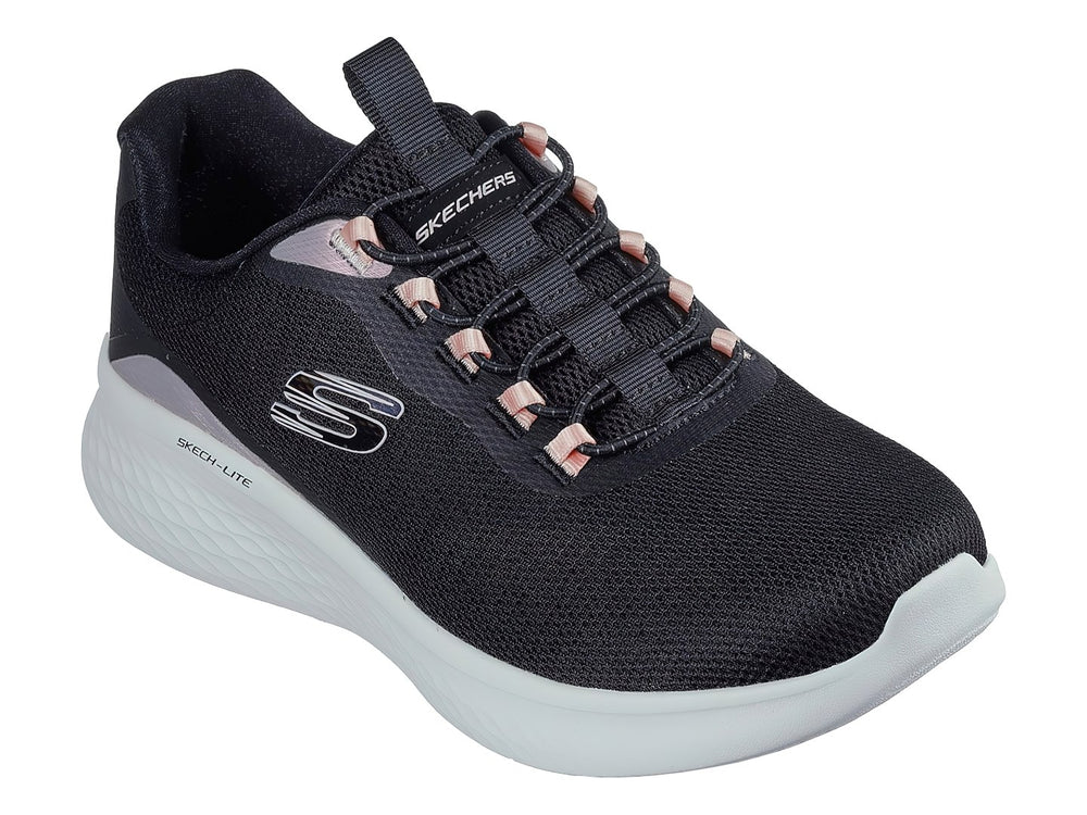 Tenis deportivos Skechers color negro con detalles en rosa y suela blanca.
