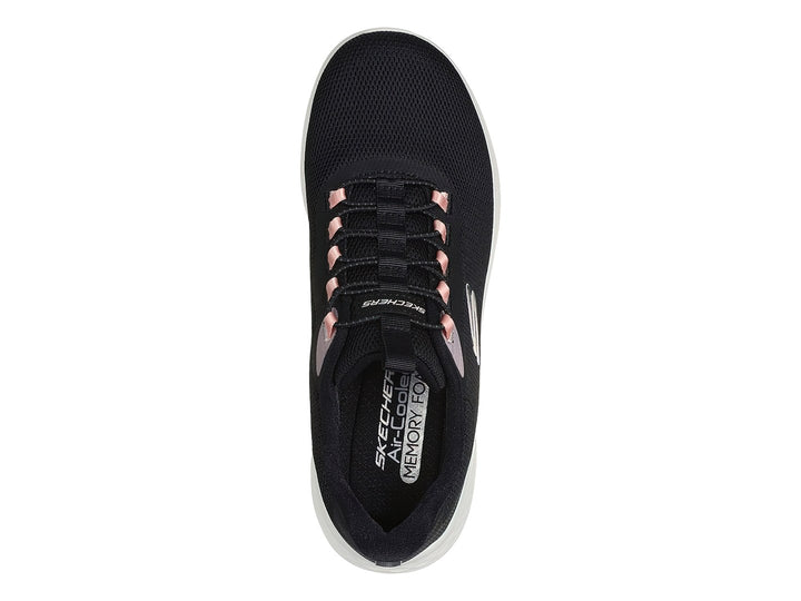 Tenis deportivos Skechers color negro con detalles en rosa y suela blanca.