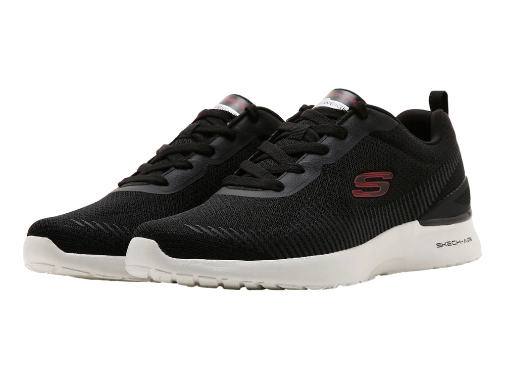 Tenis deportivos Skechers color negro con suela blanca y detalles en malla.