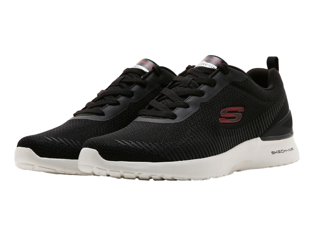 Tenis deportivos Skechers color negro con suela blanca y detalles en malla.