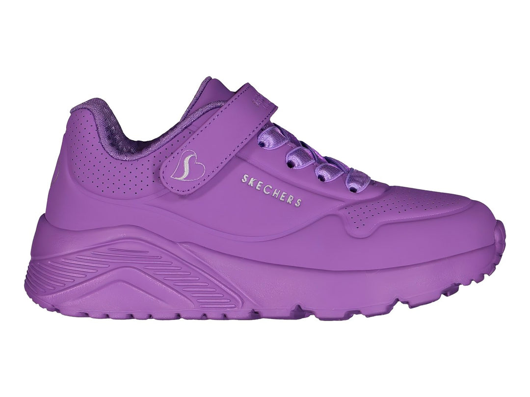 Tenis deportivos Skechers color morado con correa de velcro y agujetas.