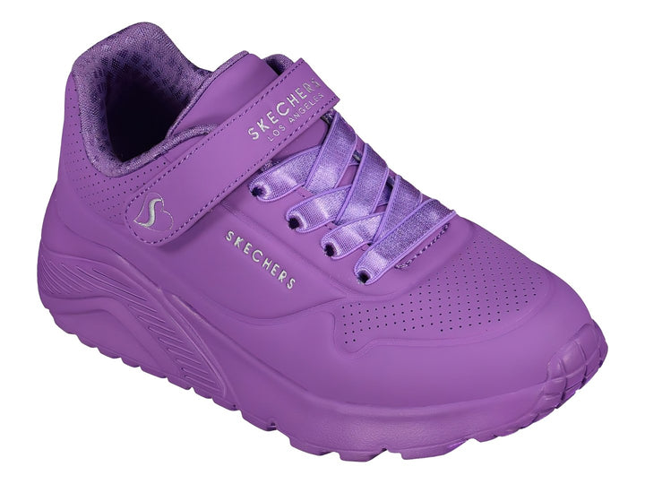 Tenis deportivos Skechers color morado con correa de velcro y agujetas.