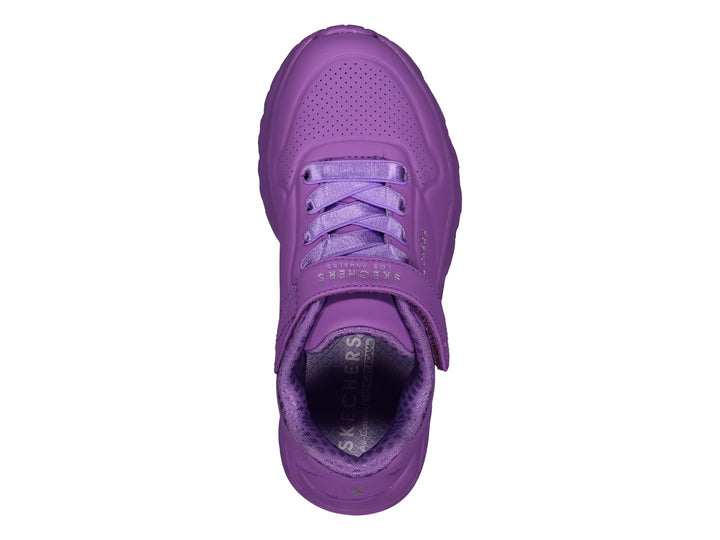 Tenis deportivos Skechers color morado con correa de velcro y agujetas.