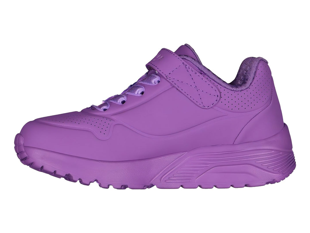 Tenis deportivos Skechers color morado con correa de velcro y agujetas.