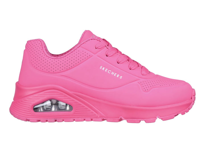 Tenis deportivos Skechers en color rosa intenso con suela amortiguada y detalles perforados.