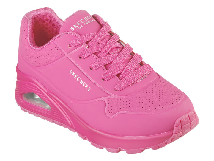Tenis deportivos Skechers en color rosa intenso con suela amortiguada y detalles perforados.