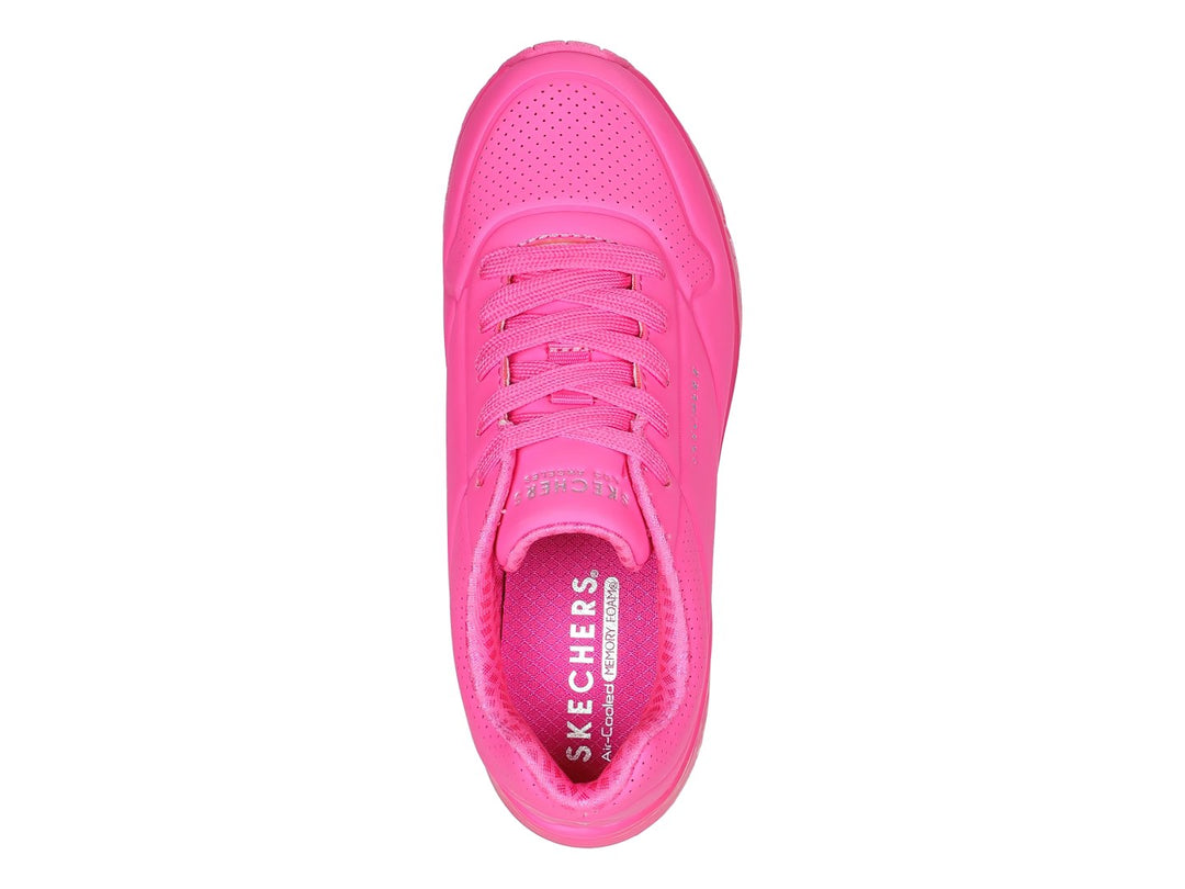 Tenis deportivos Skechers en color rosa intenso con suela amortiguada y detalles perforados.