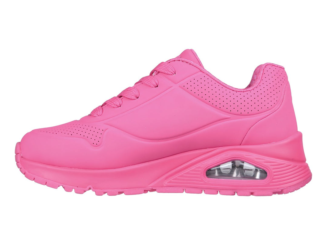 Tenis deportivos Skechers en color rosa intenso con suela amortiguada y detalles perforados.