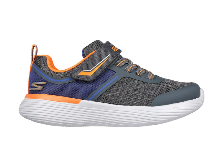 Tenis deportivos SKECHERS infantiles en color gris y azul con detalles naranjas y suela blanca.