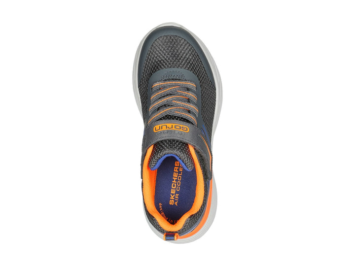 Tenis deportivos SKECHERS infantiles en color gris y azul con detalles naranjas y suela blanca.
