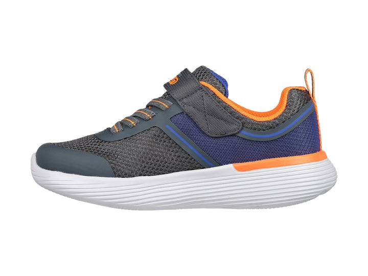 Tenis deportivos SKECHERS infantiles en color gris y azul con detalles naranjas y suela blanca.