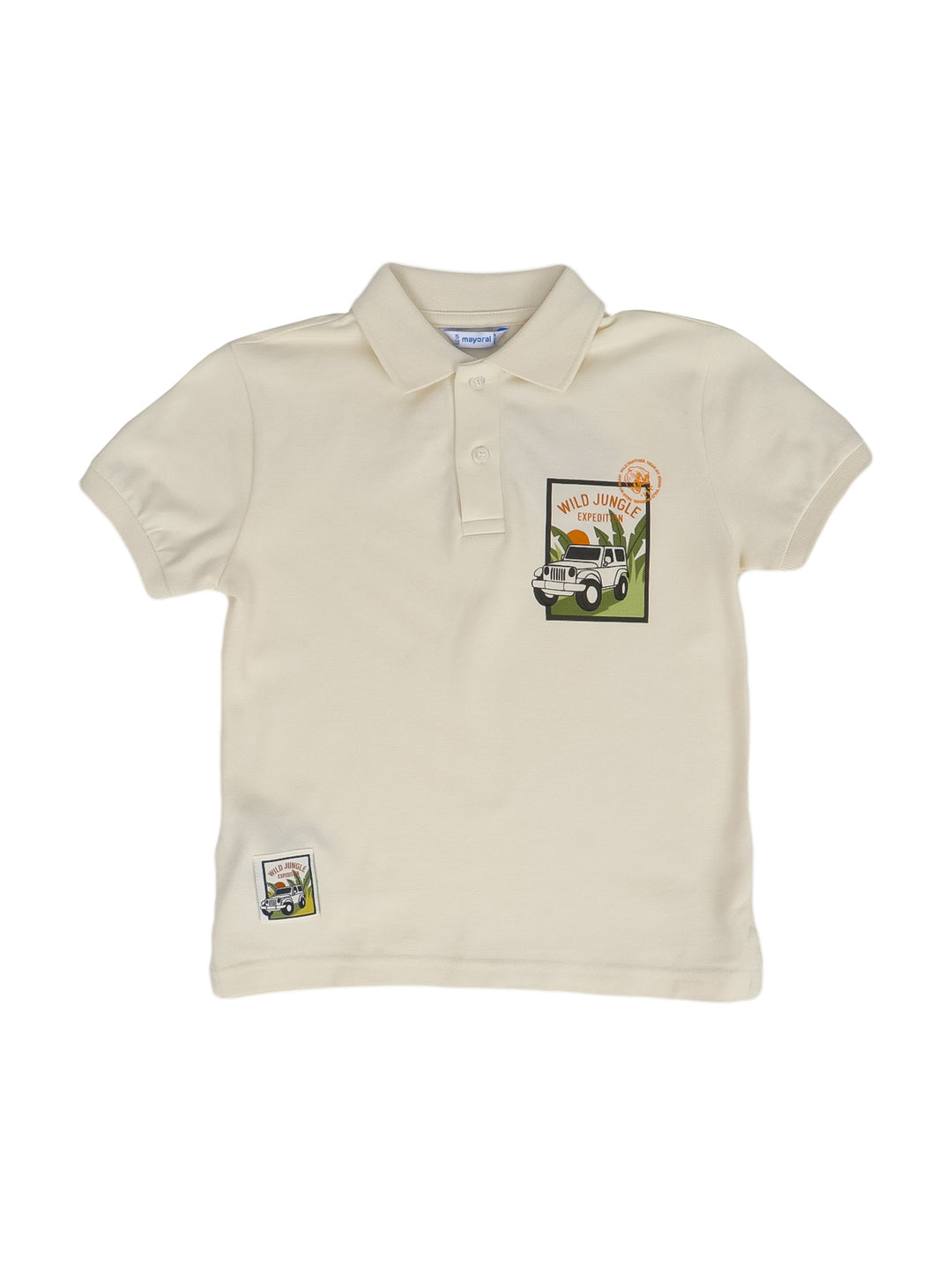 Polo color crema para niño con estampados de un jeep y temática de jungla.